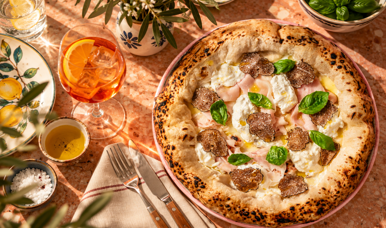 Pizza napolitaine à la truffe et à la burrata sur une table méditerranéenne ensoleillée